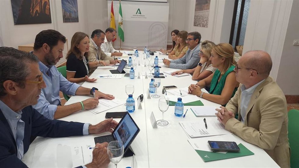 Archivo - Imagen de archivo de la delegada del Gobierno andaluz en Málaga, Patricia Navarro, con el anterior equipo de delegados territoriales.