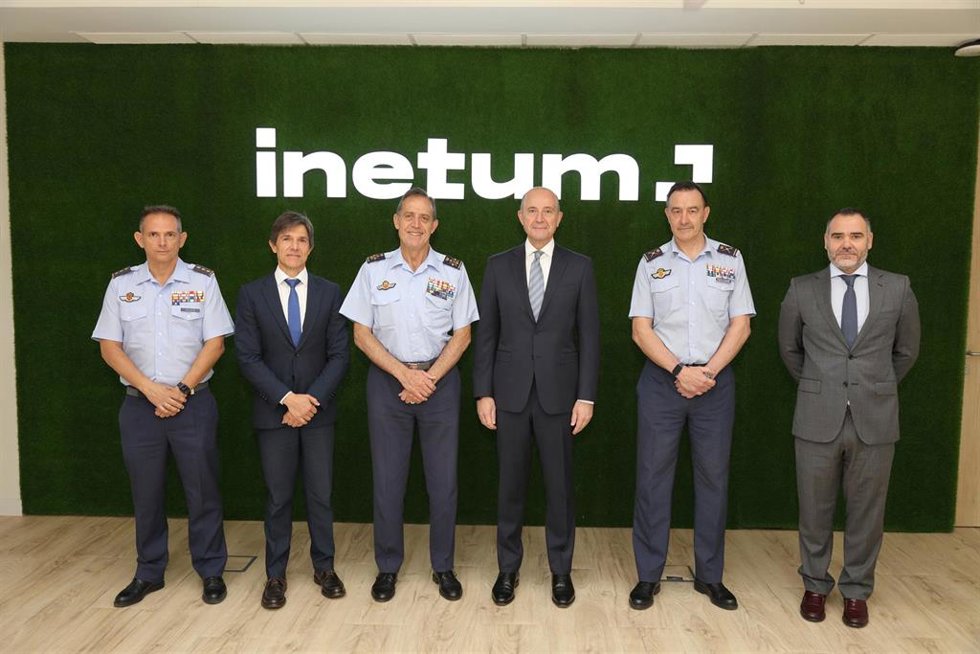 De izquierda a derecha: Coronel Ignacio Zulueta Martín; Juan Carlos Crespo, director de Inetum Solutions; General del Aire Francisco Braco Carbó; Manuel García del Valle, CEO de Inetum Iberia Latam; General de Brigada Enrique Jesús Cuenca.