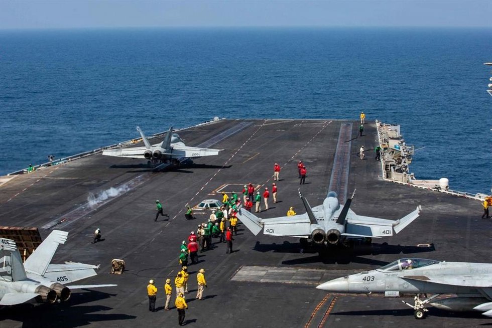 Archivo - Aviones de combate sobre el portaaeronaves 'USS Abraham Lincoln'