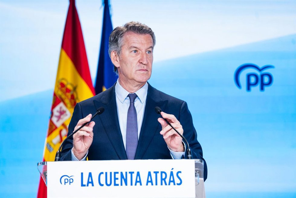 El presidente del Partido Popular, Alberto Núñez Feijóo, comparece ante los medios para hacer balance del curso político, en la sede nacional del PP, a 22 de julio de 2026, en Madrid (España). Feijóo ha puesto el foco en la corrupción y la crítica a la ge