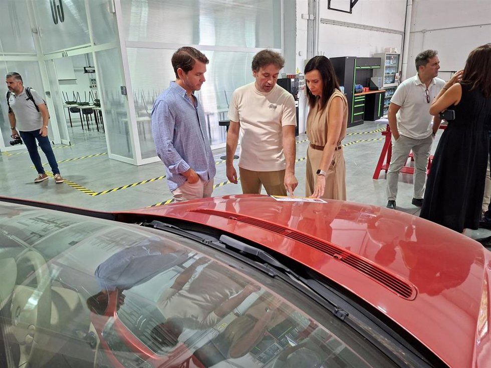 Gálvez (dcha.), durante su visita en Cabra a las instalaciones de AvanzaMax Formación.