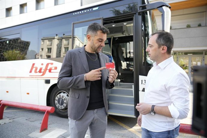 El secretario de Estado, David Forné, muestra una tarjeta de transporte.