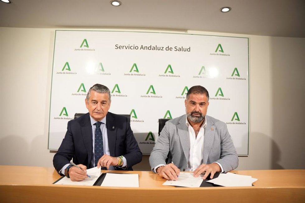 El vicepresidente primero y consejero de Presidencia, Sanidad y Emergencias, Antonio Sanz (izquierda), y el alcalde de Cartaya (Huelva), Manuel Barroso.