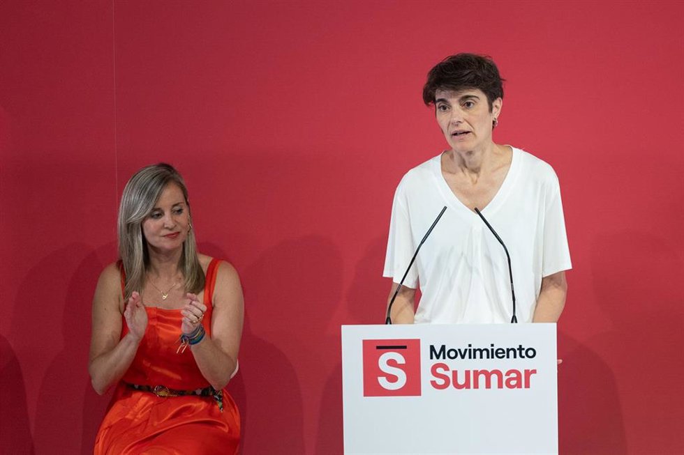 La secretaria de Estado de Derechos Sociales, María Rosa Martínez , junto a la portavoz de Sumar en el Congreso, Verónica Barbero (i), interviene durante el cierre de la Asamblea anual 2026 del Movimiento Sumar, a 11 de julio de 2026, en Madrid (España). 