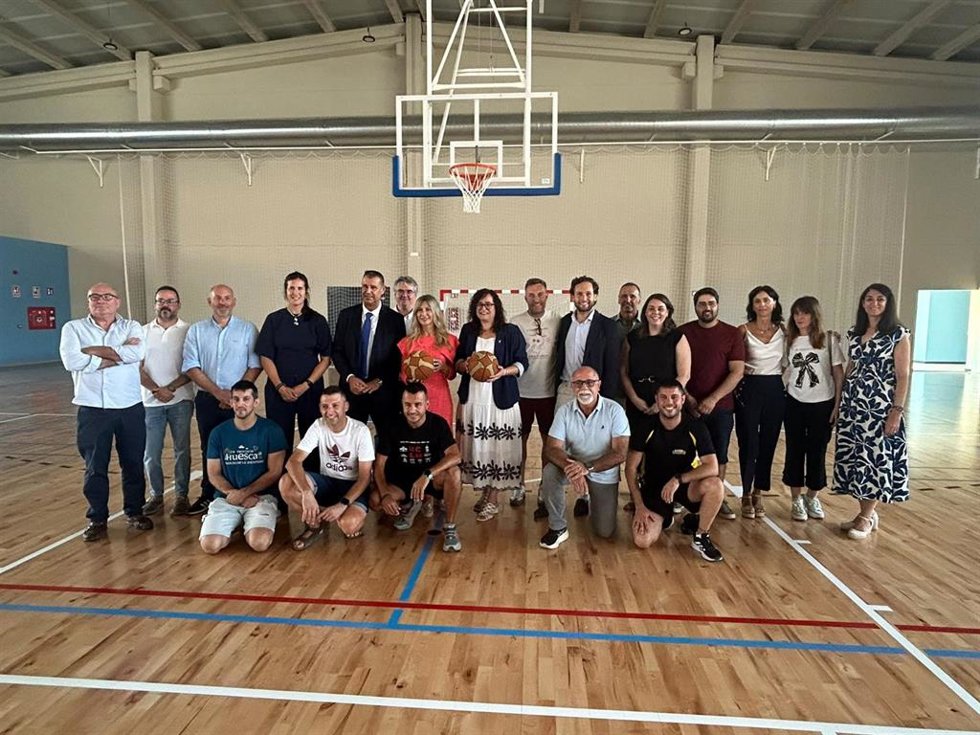 Binéfar (Huesca) estrena un nuevo pabellón deportivo en el Complejo Municipal 'El Segalar'.