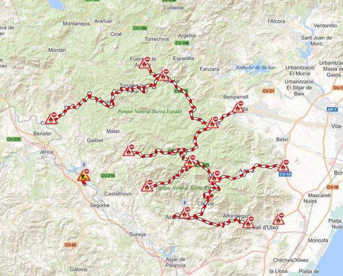 L'incendi de la Vall d'Uixó manté tallades huit carreteres