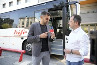El secretari d'estat, David Forné, amb una targeta de transport