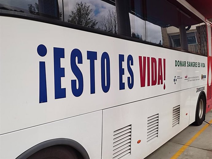 Archivo - Autobús de donación de sangre