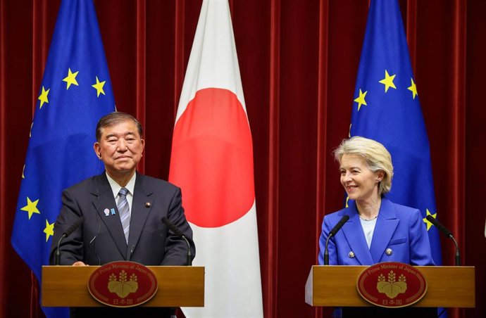 Archivo - (De izquierda a derecha) el primer ministro de Japón, Ishiba Shigeru, y la presidenta de la Comisión Europea, Ursula von der Leyen, asisten a una rueda de prensa conjunta tras su reunión en la Oficina del Primer Ministro