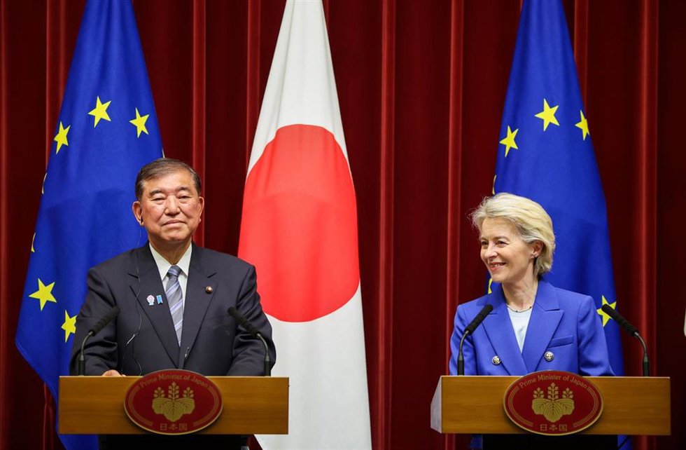 Archivo - (De izquierda a derecha) el primer ministro de Japón, Ishiba Shigeru, y la presidenta de la Comisión Europea, Ursula von der Leyen, asisten a una rueda de prensa conjunta tras su reunión en la Oficina del Primer Ministro