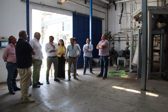 Núñez con representantes del sector en Destilerías Manchegas en La Roda.