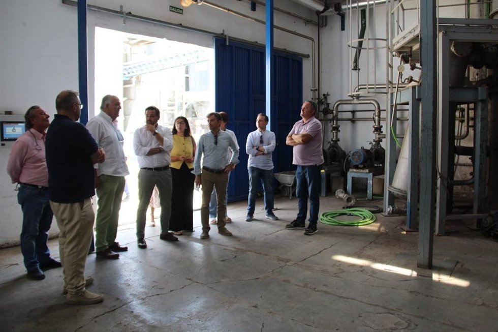 Núñez con representantes del sector en Destilerías Manchegas en La Roda.