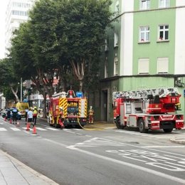 Efectivos de emergencias actúan tras declararse un incendio en una vivienda en Las Palmas de Gran Canaria