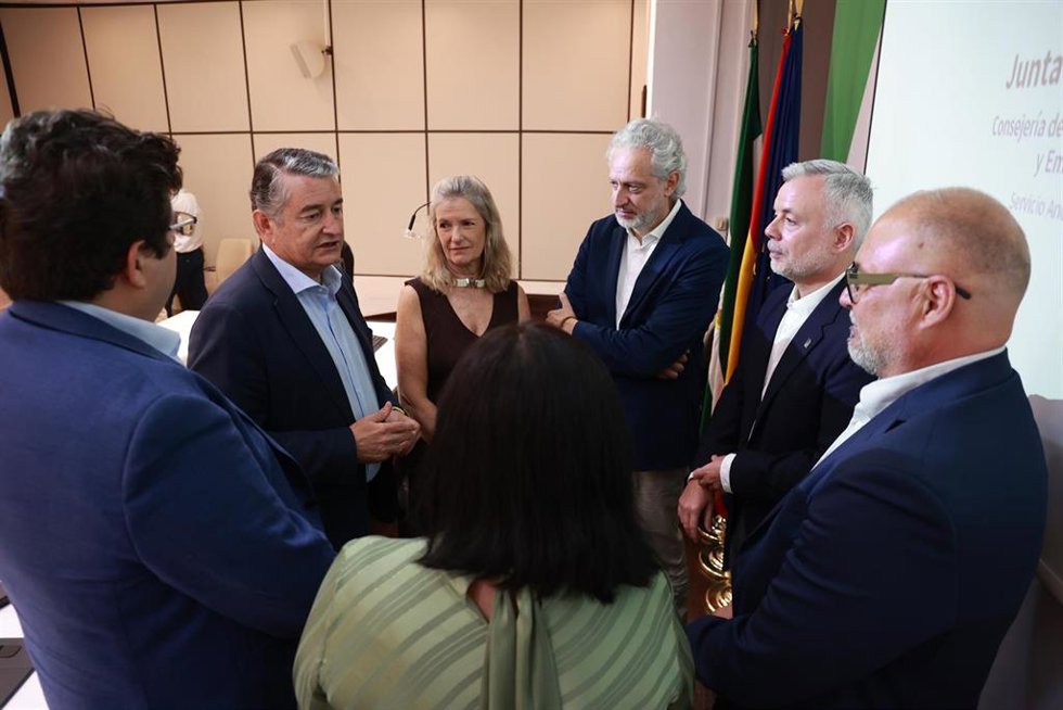El vicepresidente primero y consejero de Presidencia, Sanidad y Emergencias, Antonio Sanz (2i), acompañado por la nueva gerente del SAS, María de los Ángeles García, tras anunciar su nuevo cargo como gerente del SAS. (Foto de archivo).