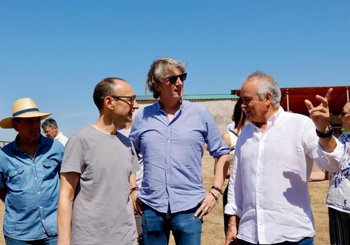 El secretario general del Partido Socialista de Castilla y León, Carlos Martínez, visita una explotación ganadera en El Cubo de Don Sancho (Salamanca)
