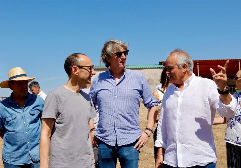 El secretario general del Partido Socialista de Castilla y León, Carlos Martínez, visita una explotación ganadera en El Cubo de Don Sancho (Salamanca)