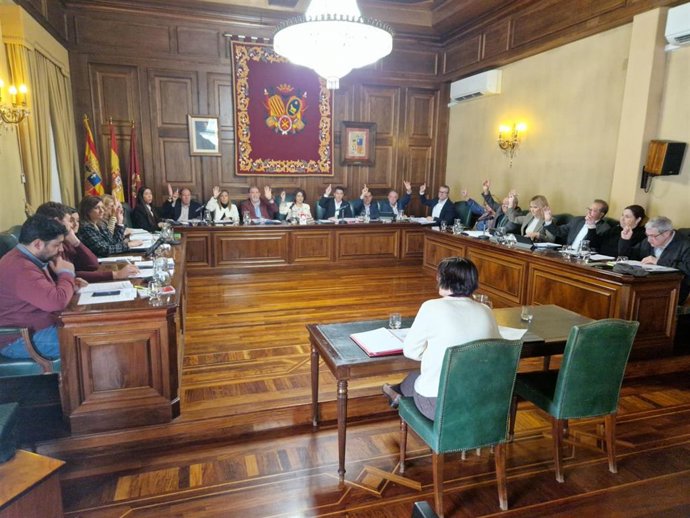 Archivo - El Ayuntamiento de Teruel en una sesión plenaria.