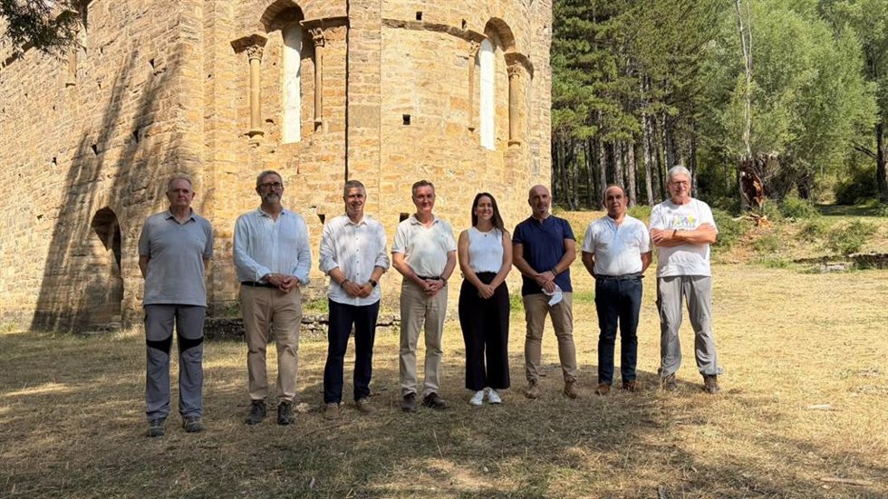 Autoridades este jueves en la Iglesia de Santa María de Iguácel, con el consejero de Medio Ambiente y Turismo, Luis Biendicho, y la directora general de Turismo y Hostelería, María Nogueras, en el centro.