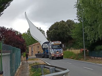 Transporte de una pala para los aerogeneradores al Parque eólico de Labraza (Álava)