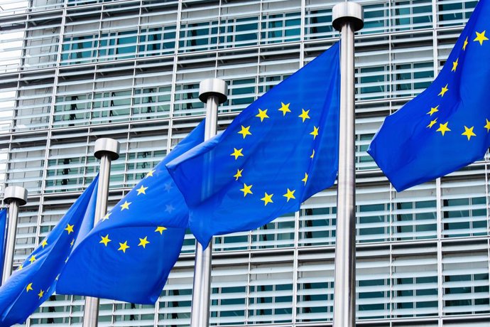 Archivo - Arquivo - As bandeiras da União Europeia tremulam em frente ao edifício Berlaymont, em Bruxelas, sede da Comissão Europeia.