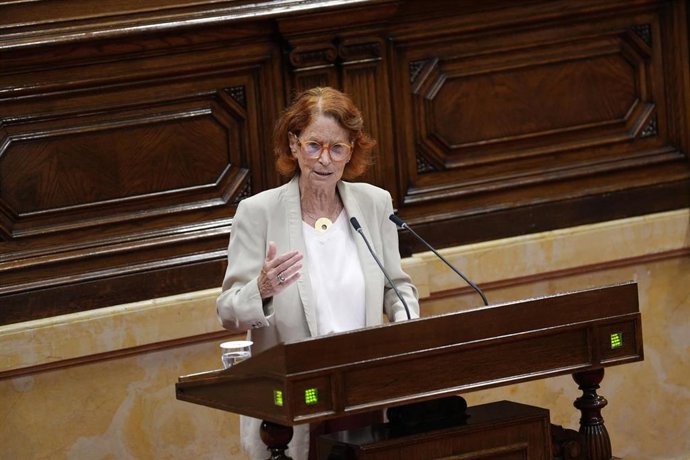La síndica de Greuges, Esther Giménez-Salinas, durante una sesión plenaria, en el Parlament de Catalunya, a 22 de julio de 2026, en Barcelona