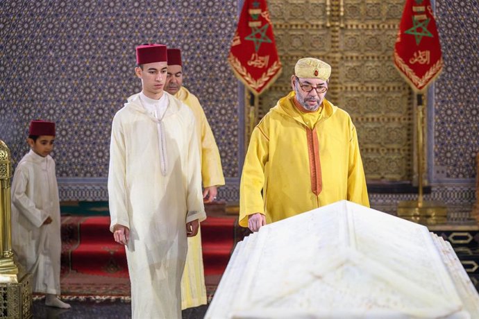 Archivo - El rey Mohamed VI de Marruecos y su heredero, el príncipe Moulay Hasán