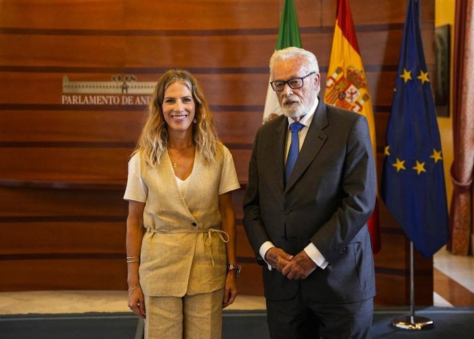 La presidenta del Parlamento andaluz, Ana Mestre, y el Defensor del Pueblo Andaluz, Jesús Maeztu.