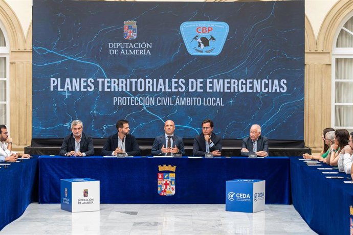 El presidente de la Diputación de Almería, José Antonio García Alcaina, preside el acto de entrega de los Planes Territoriales de Emergencia Local.