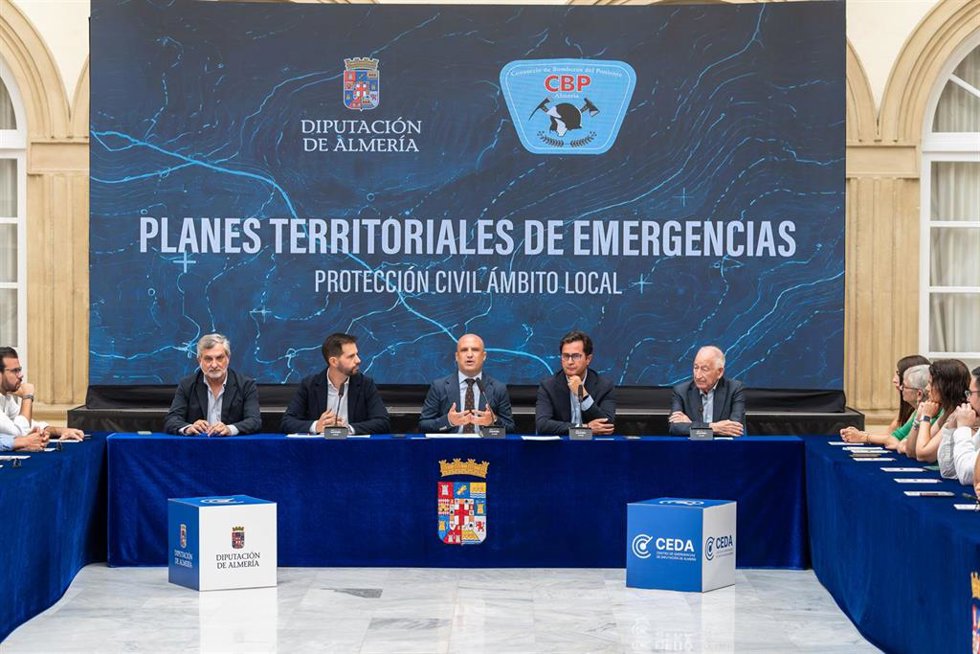 El presidente de la Diputación de Almería, José Antonio García Alcaina, preside el acto de entrega de los Planes Territoriales de Emergencia Local.