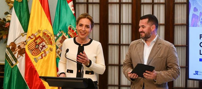 Archivo - La presidenta de la Diputación, Almudena Martínez, con el diputado provincial Andrés Clavijo.