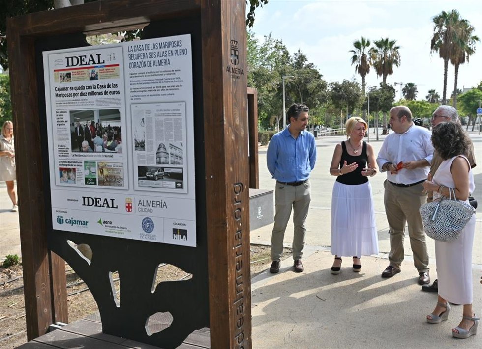 Representantes del Ayuntamiento de Almería y del diario 'Ideal' durante la inauguración de la exposición 'Almería, una revolución urbanística muy viva' en el Parque de la Estación.