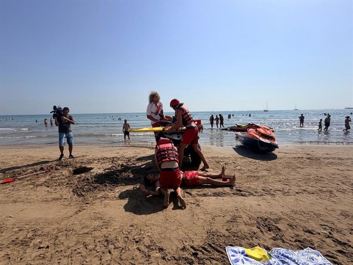 La platja del Cabanyal posa a prova l'eficàcia del dispositiu de salvament amb un simulacre de rescat de dos banyistes