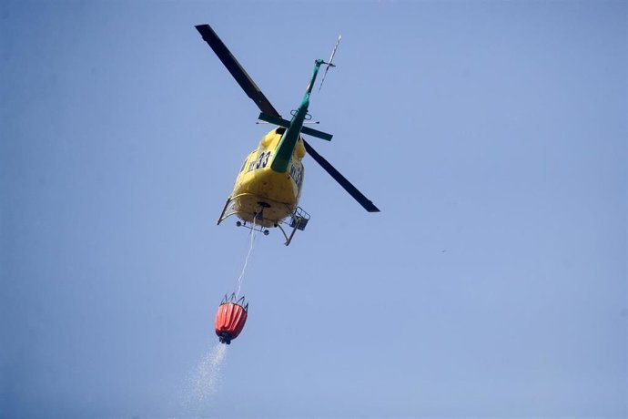Un helicóptero trabaja en las labores de extinción de uno de los incendios de la provincia leonesa.