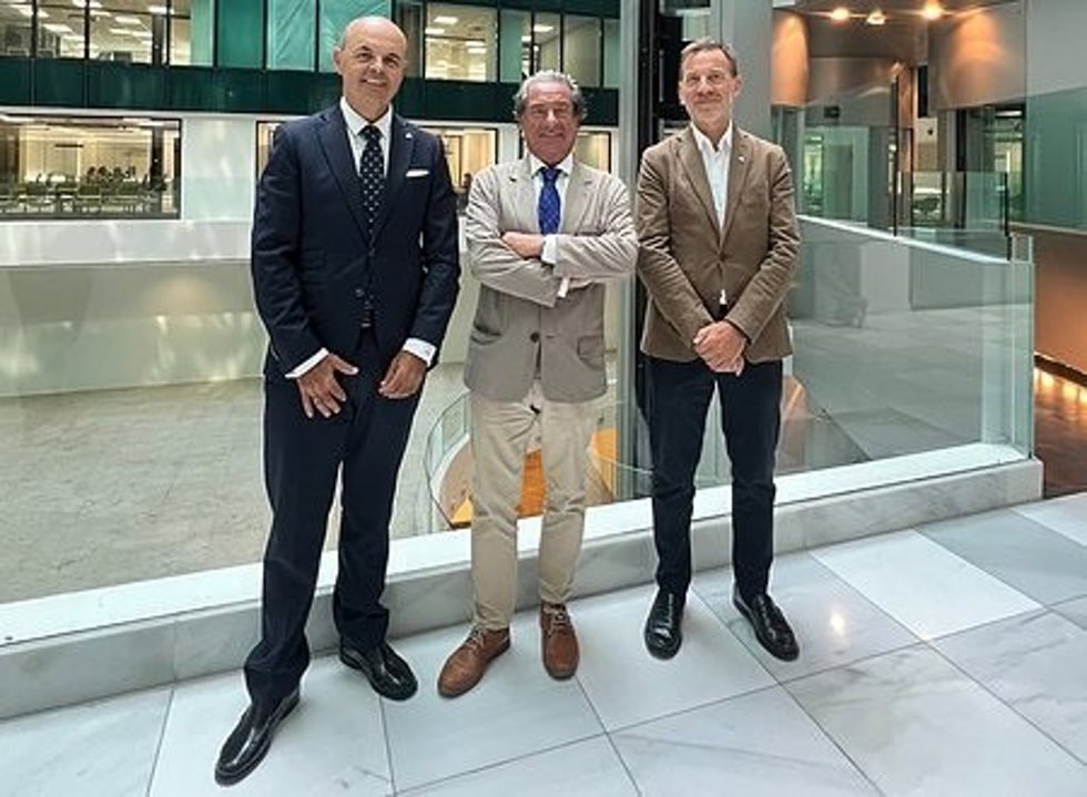 El director ejecutivo de Banca Corporativa, Empresas y Pymes de ABANCA, Víctor Casal, el presidente de Conxemar, Eloy García, y el director de ABANCA Mar, Javier Fraga.