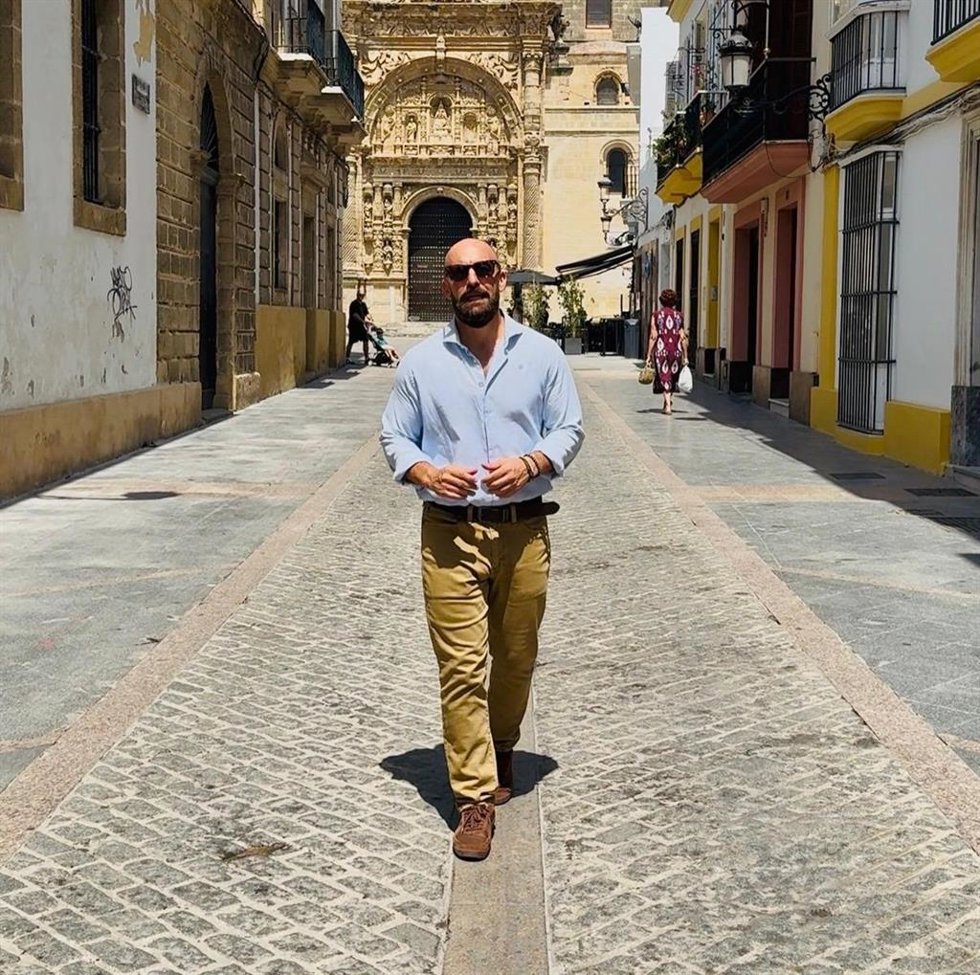 El alcalde de El Puerto, Germán Beardo, en una calle del centro de la ciudad.