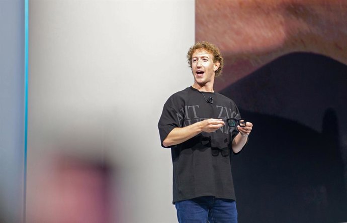 Archivo - FILED - 25 September 2024, US, Menlo Park: Mark Zuckerberg, CEO of Meta, presents a prototype of smart glasses capable of projecting digital objects onto transparent lenses at the Meta Connect developer conference. Facebook founder and Meta chai