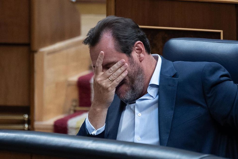 Archivo - El ministro de Transportes, Óscar Puente, durante una sesión plenaria en el Congreso.
