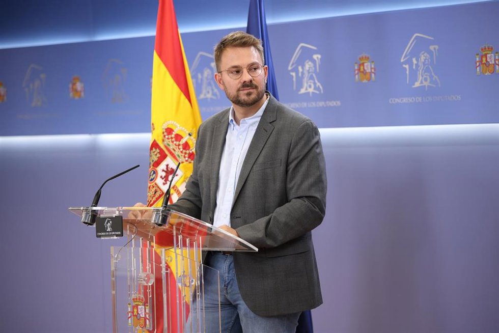 Archivo - El portavoz adjunto de SUMAR en el Congreso, Alberto Ibáñez, durante una rueda de prensa, en el Congreso de los Diputados, a 9 de junio de 2026, en Madrid (España).