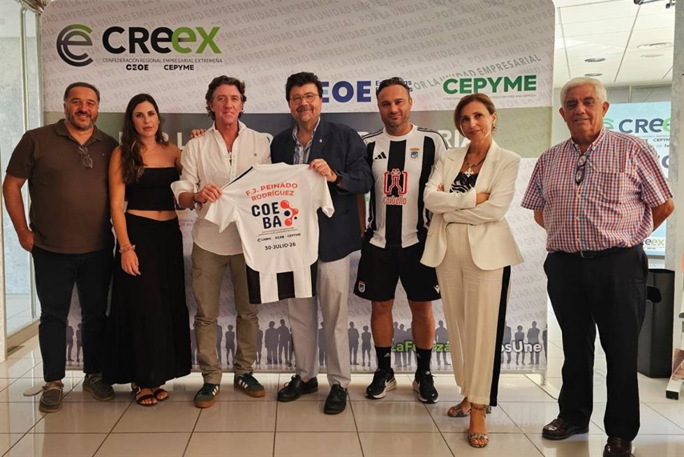 La directiva del CD Badajoz visita la sede de Coeba