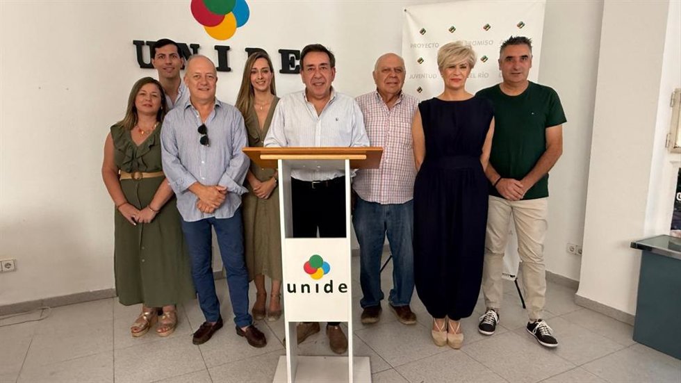 Representantes de Unión Independiente Democrática (Unide) con el alcalde de Villa del Río y presidente de la formación, Jesús Morales, al frente, tras anunciar que concurren a las elecciones municipales de 2027 bajo las siglas del PP.