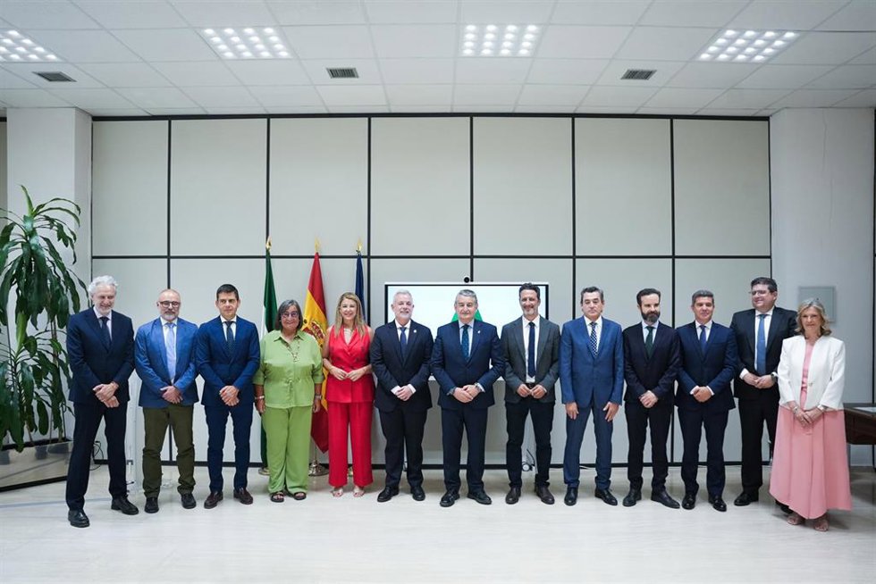 El vicepresidente primero y consejero de Presidencia, Sanidad y Emergencias de la Junta de Andalucía, Antonio Sanz, con los cargos de la nueva estructura del Servicio Andaluz de Salud (SAS).