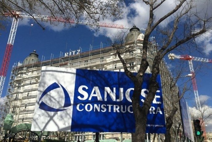 Archivo - Cartel de Grupo San José en una de sus obras