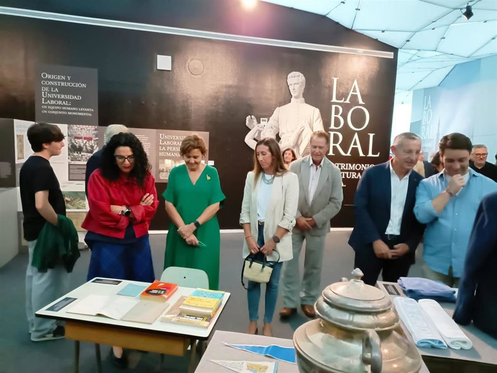 La alcaldesa de Gijón, Carmen Moriyón, la consejera de Cultura, Política Llingüística y Deporte de Asturias, Vanessa Gutiérrez, y la vicealcaldesa gijonesa, Ángela Pumariega, en el pabellón del Ayuntamiento en la Fidma.