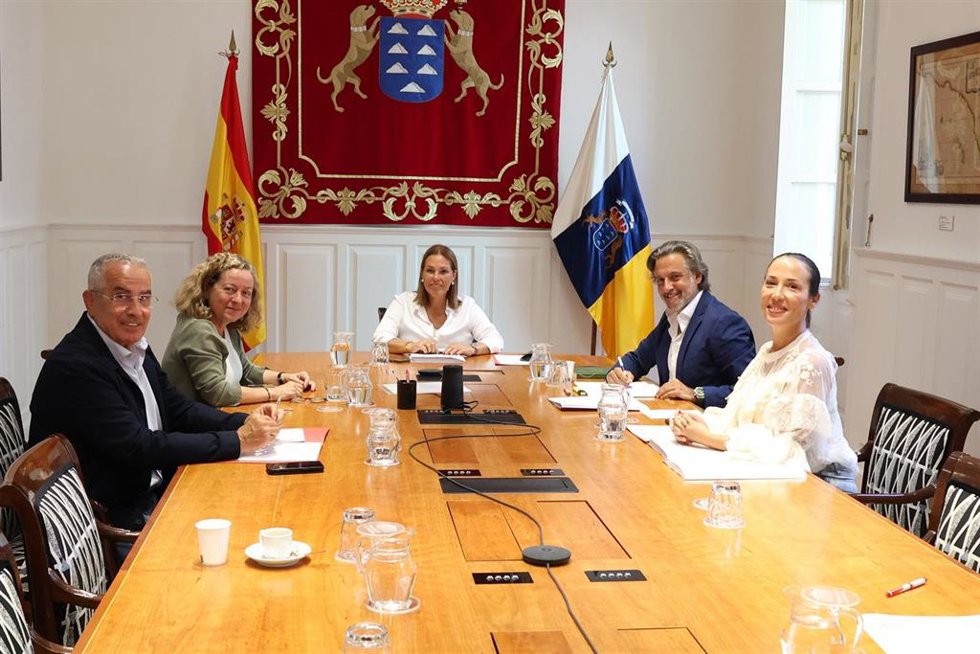 La Mesa del Parlamento acuerda impulsar la actuación de un aseo adaptado para personas ostomizadas en la institución