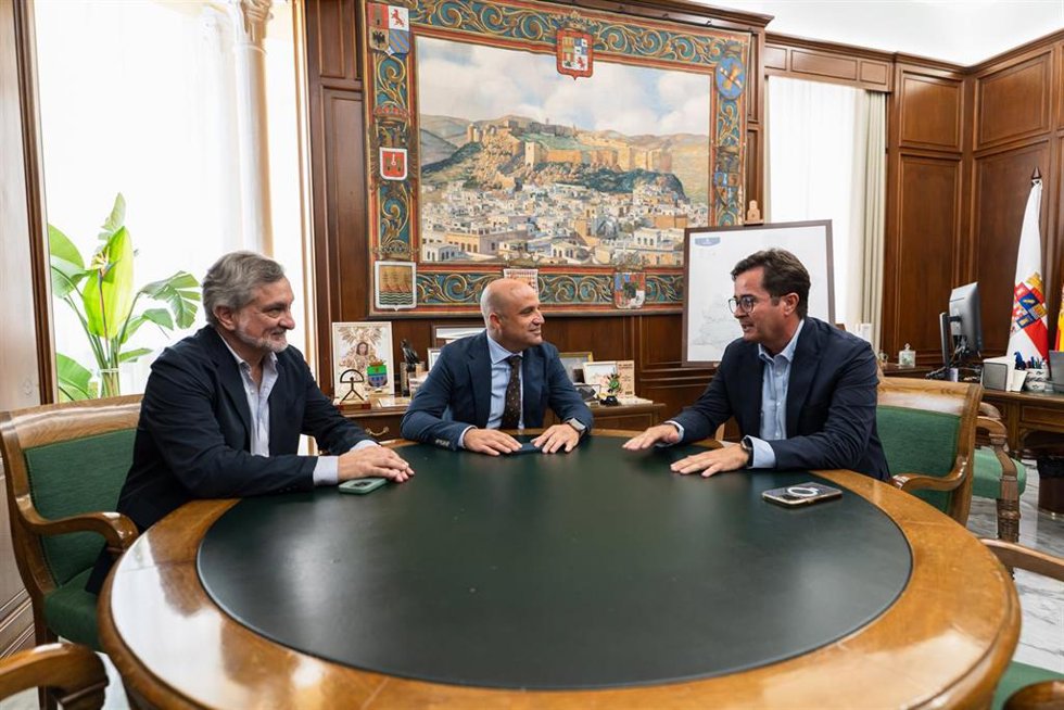 El vicepresidente de la Diputación de Almería Ángel Escobar, junto al presidente de la institución provincial, José Antonio García Alcaina, y el delegado de la Junta de Andalucía en Almería, Francisco Góngora.