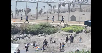 Cruz Roja, "a pie de espigón" ante la llegada de migrantes a Ceuta: "Desde esta mañana están llegando también familias"