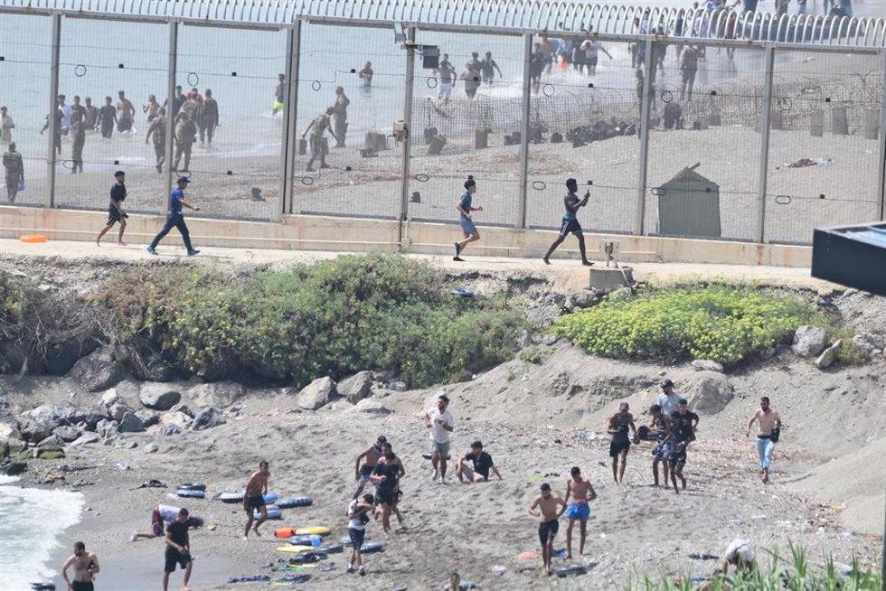 Varios migrantes intentan cruzar la frontera, a 30 de julio de 2026, en Ceuta (España).