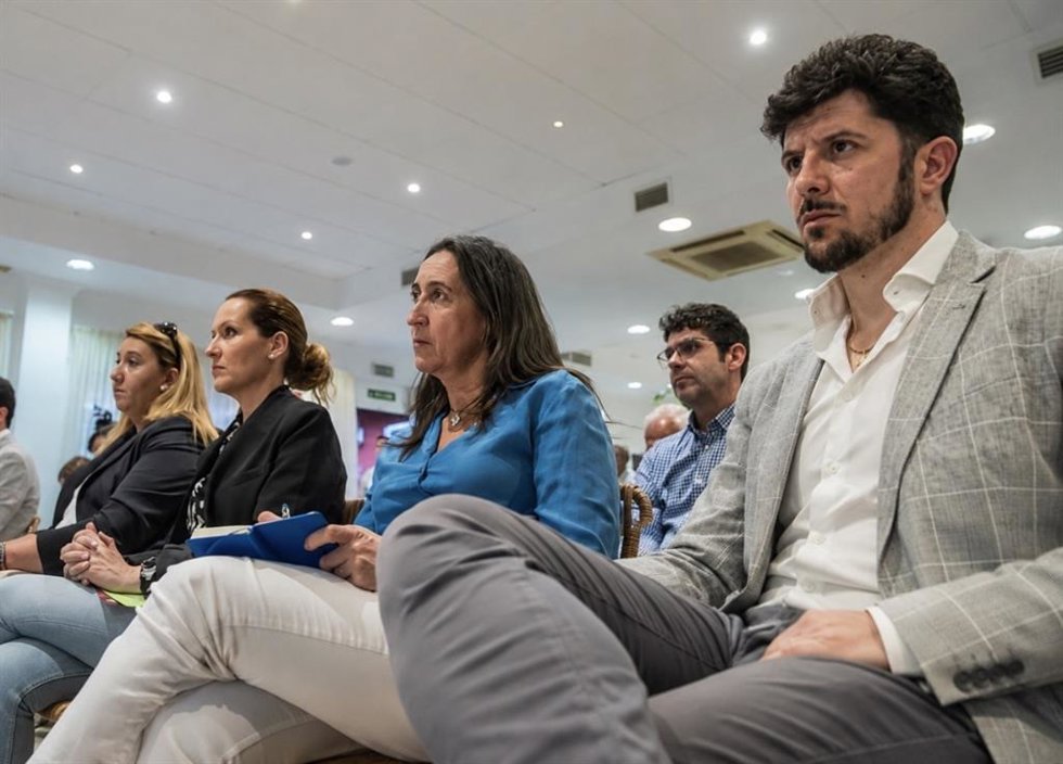 La portavoz adjunta del Grupo Parlamentario Vox Andalucía, Paula Badanelli (en el centro).