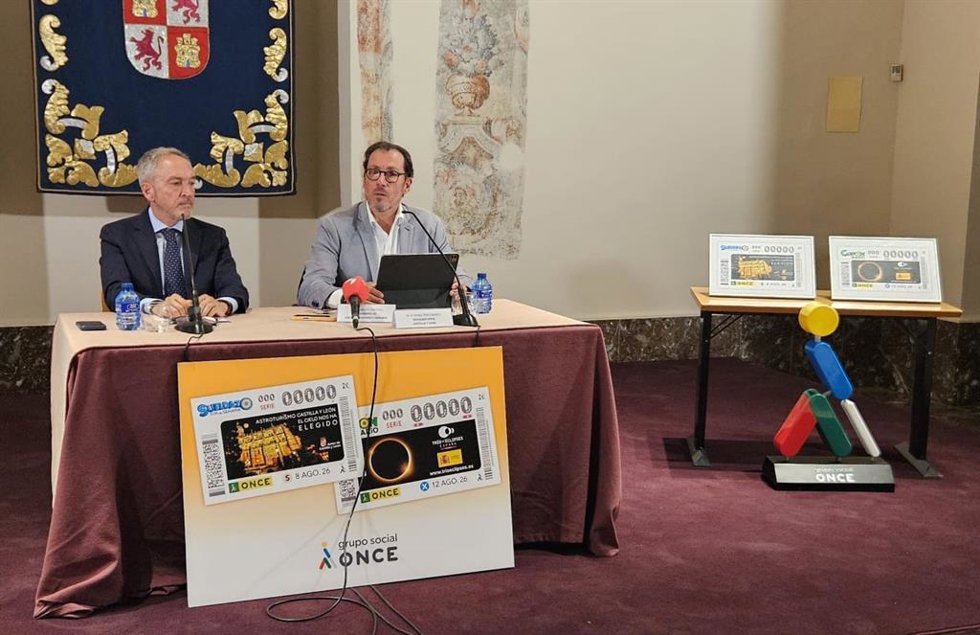 El consejero de Cultura, Turismo y Deporte de la Junta de Castilla y León, Alberto Díaz Pico, y el delegado de la ONCE en Castilla y León, Ismael Pérez Blanco, presentan el cupón dedicado al astroturismo en CyL.
