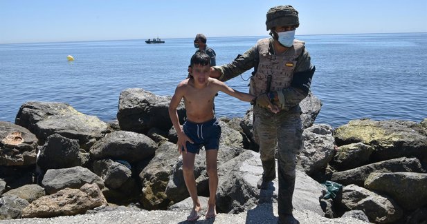 Ceuta sufre la peor crisis migratoria desde 2021 tras un cruce masivo en la frontera durante horas
